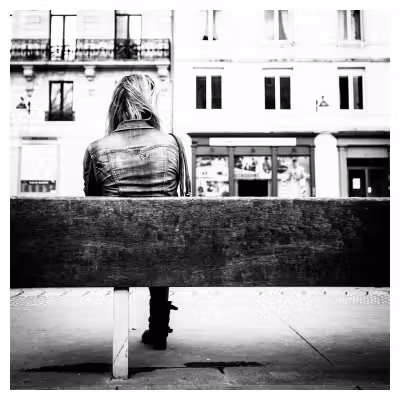 femme assise sur un banc public vue de dos