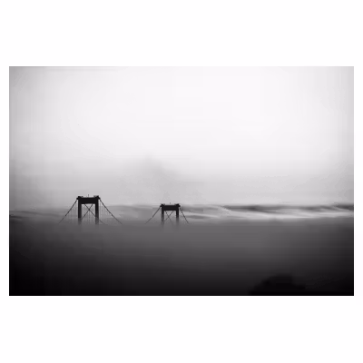 piliers de pont dépassant le brouillard