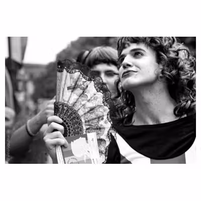 portrait d'un homme déguisé en femme participant à un défilé de gayrpide