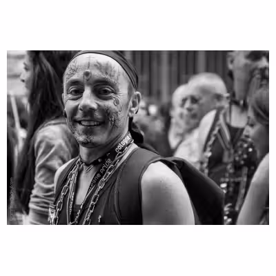 portrait d'un homme participant à un défilé de gayrpide