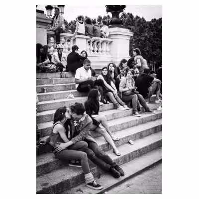 photographie de jeunes gens assis au pied de la statue des Girondins à Bordeaux