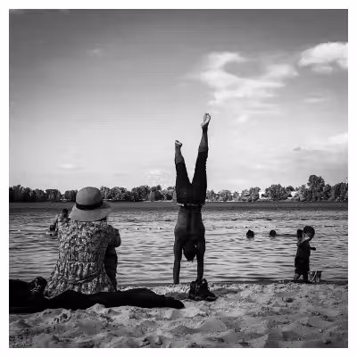 photographie d'une famille au bord d'un lac et un homme faisant le poirier