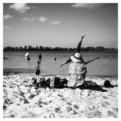 photographie d'une famille au bord d'un lac et un homme faisant la roue