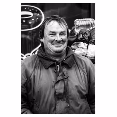 portrait en noir et blanc d'un sans domicile fixe souriant