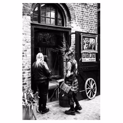 Photographie d'un anglais vêtu en mode punk avec une coiffure hérissée dans Camden Town