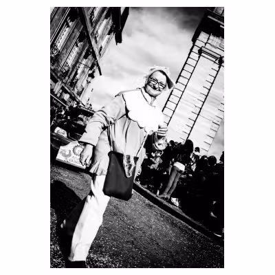 portrait d'une femme âgée déguisée dans la rue