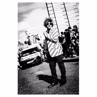 portrait d'un homme déguisé dans la rue