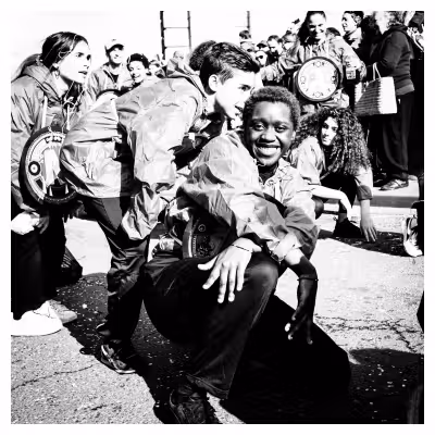 portrait d'une femme noire dans la rue lors d'un carnaval