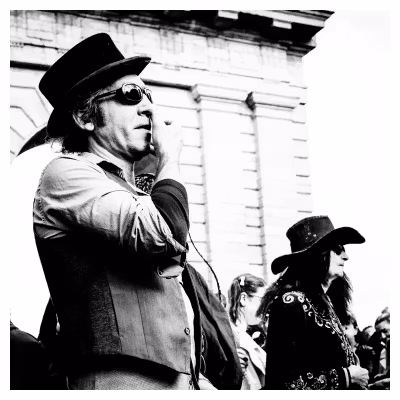 portrait d'un homme déguisé en cowboy dans la rue