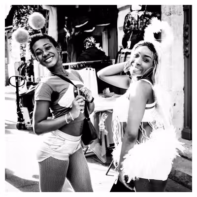 portrait de deux jeunes femmes déguisées dans la rue dans un carnaval