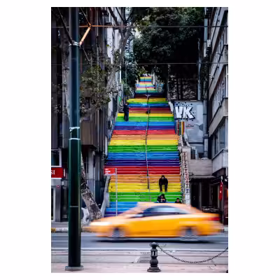 escalier peint multicolore à Istanbul avec un taxi jaune au premier plan