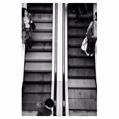 Des personnes se croisent sur un escalator