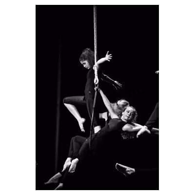 jeunes artistes de cirque suspendus à une corde
