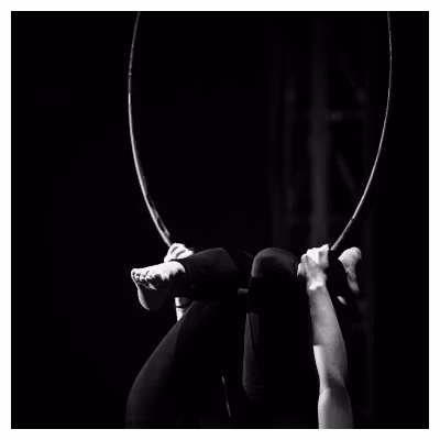 jeune femme artiste de cirque effectuant une figure suspendue sur un anneau
