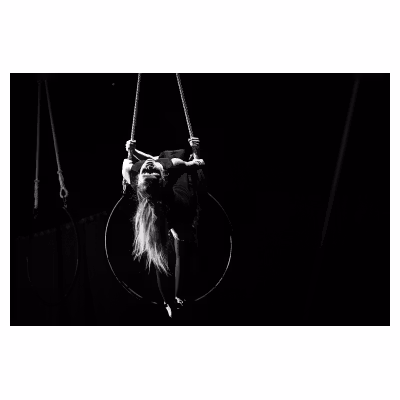 jeune femme artiste de cirque effectuant une figure suspendue sur un anneau