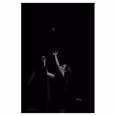 photographie d'un enfant jonglant avec des balles