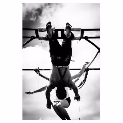 acrobates de trapèze sur fond de ciel