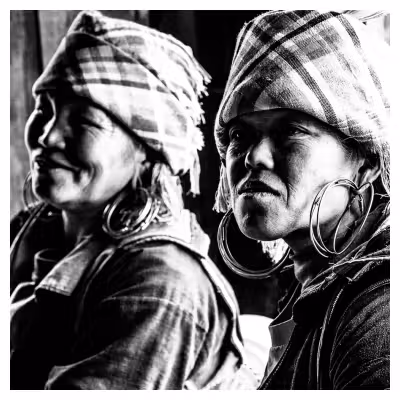 portrait de deux femmes hmongs noir en costume traditionnel