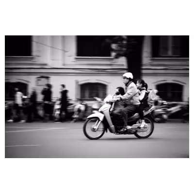 homme conduisant une moto dans Hanoï avec deux enfants