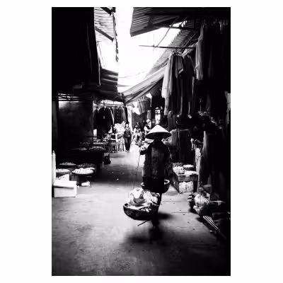 femme vietnamienne à contre jour dans les allées d'un marché