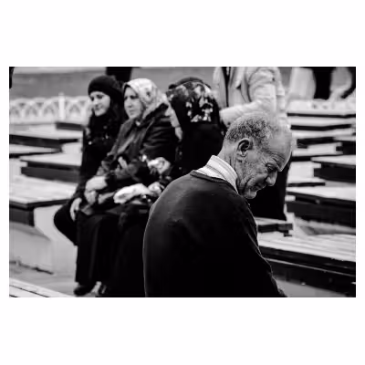 personnes assises sur un banc à Istanbul