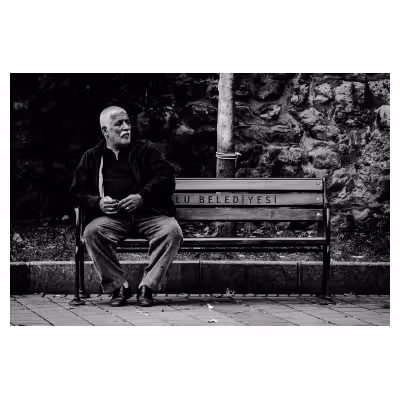 Photographie d'un homme âgé assis sur un banc à Istanbul