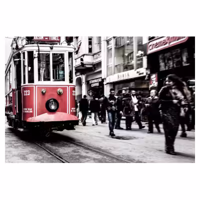 vue en contre plongée d'une rame de tramway ancien dans Istanbul