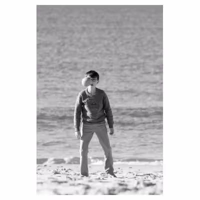enfant jouant sur le sable avec un ballon