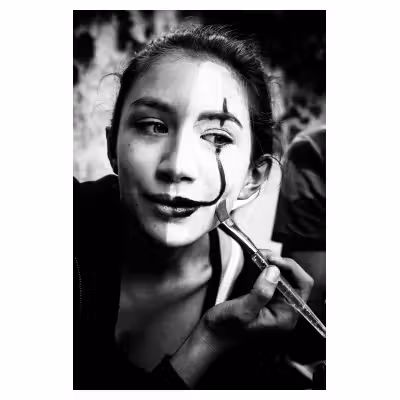 Portrait noir et blanc d'une jeune fille se maquillant la moitié du visage