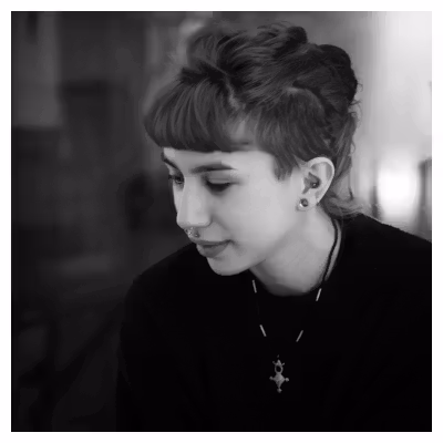 Portrait de trois quarts noir et blanc d'une jeune femme