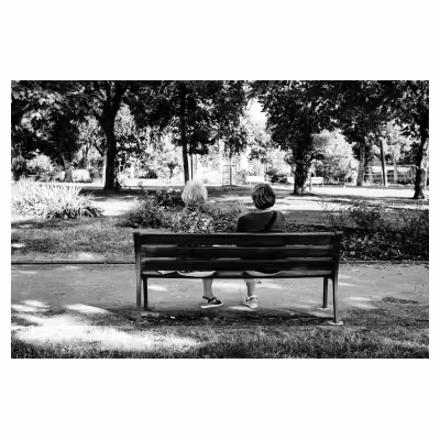 deux femmes de dos assises sur un banc