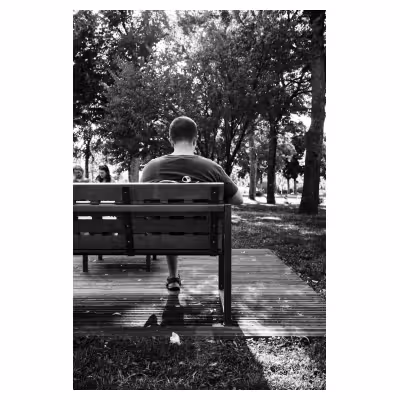 un homme de dos assis sur un banc