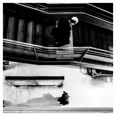 photographie en plongée de personnes dans une gare