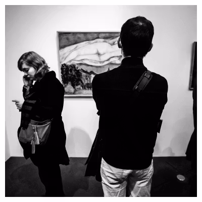 un homme de dos regarde un tableau de nu dans un musée