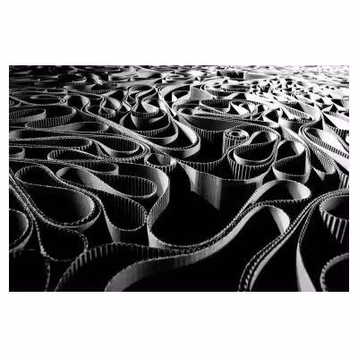 installation de cartons ondulés simulant un labyrinthe infini