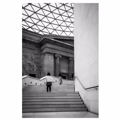 Touristes se prenant en photo sur les marches à l'intérieur du British Museum de Londres