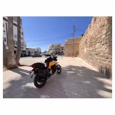 Moto Guzzi V85 TT devant la medina de Monastir