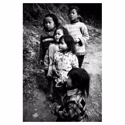 enfants vietnamiens en file indienne sur un chemin