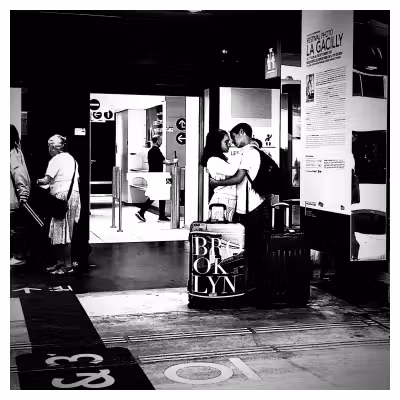 photographie du couple d'amoureux s'embrassant sur un quai de gare