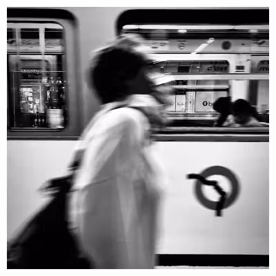 Photographie d'une personne qui marche sur un quai de metro parisien