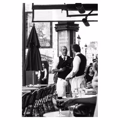 Serveurs sur la terrasse du Royal Opéra à Paris