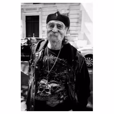 portrait d'un homme dans une brocante parisienne