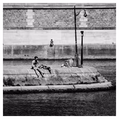 photographie de personnes prenant le soleil au bord de la Seine