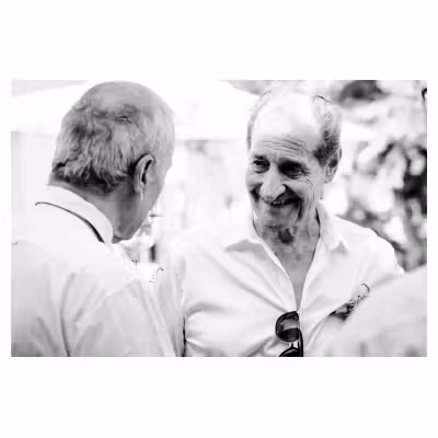 portrait noir et blanc de deux hommes discutant