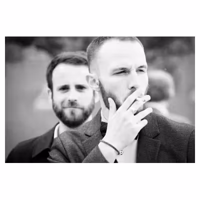 portrait de deux jeunes hommes en plans décalés