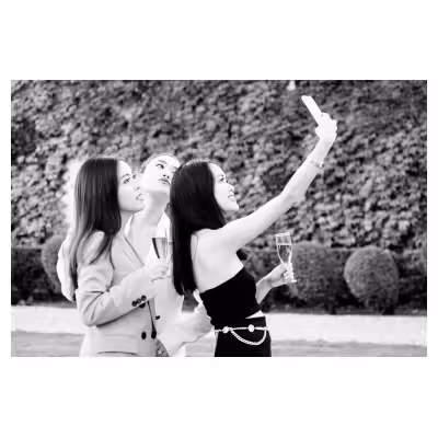 trois jeune femmes faisant un selfy