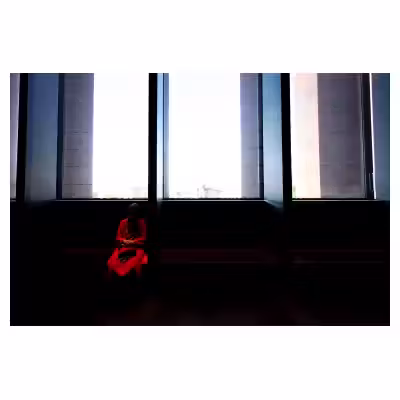 personne inconnue assise sous des fenêtres