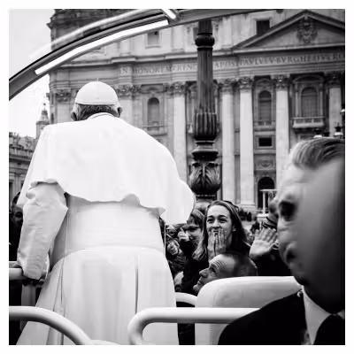 Visage extasié d'une jeune femme voyant le pape François place Saint Pierre du Vatican