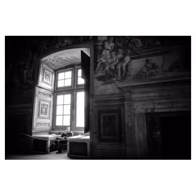 Gardien assis sous une fenêtre au musée du Vatican
