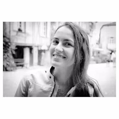 Portrait sur le vif en noir et blanc d'une jeune femme souriante #2